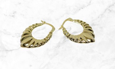 金ピアス
